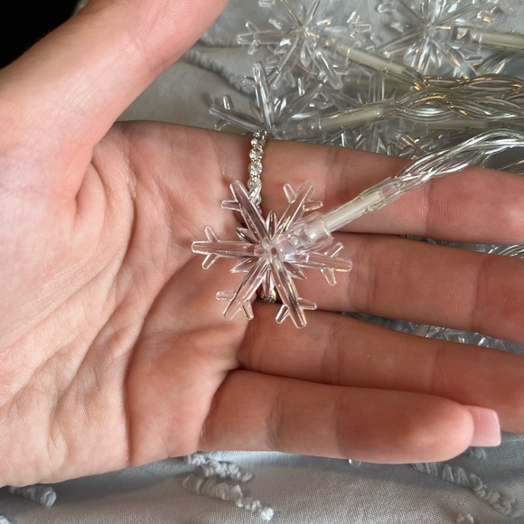 Snow flake string lights - Picture 2 of 7